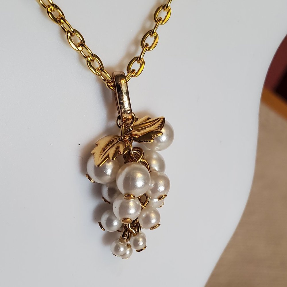 16" Gold Tone Grape Cluster Pendant Necklace Fruit